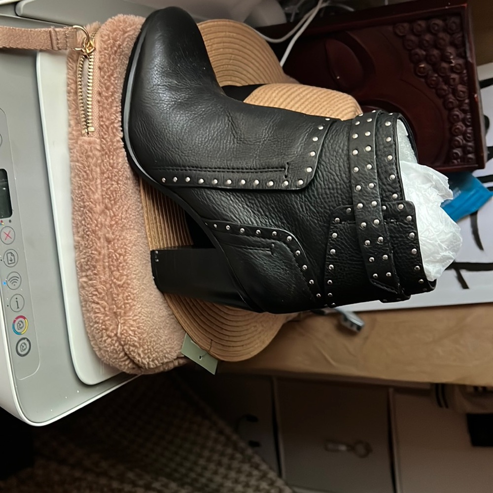 Vince Camuto ankle boot gently warn